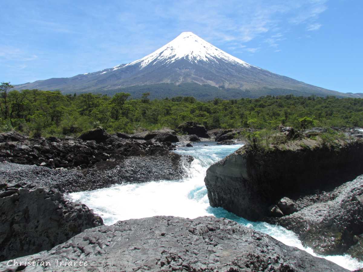 Imagen: Saltos del Petrohué y volcán Osorno